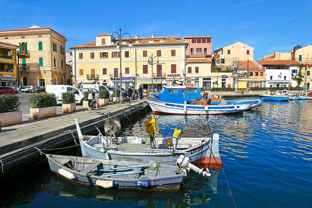 Porto di Cala Gavetta a La Maddalena con barche di pescatori