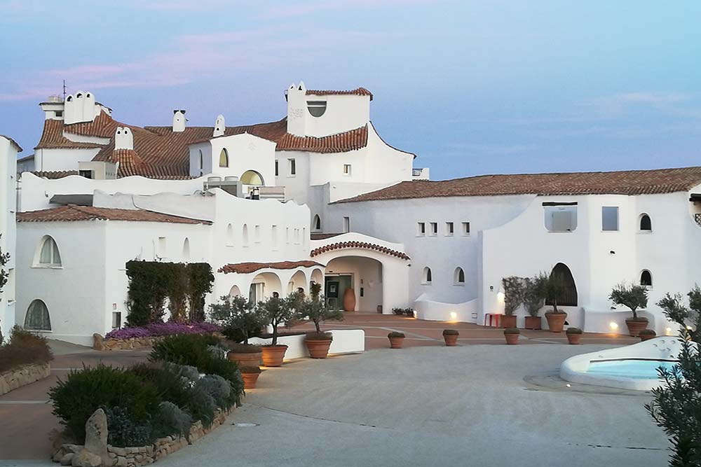 le-case-bianche-basse-ed-eleganti-a-semicerchio-all'entrata-dell'hotel-Romazzino