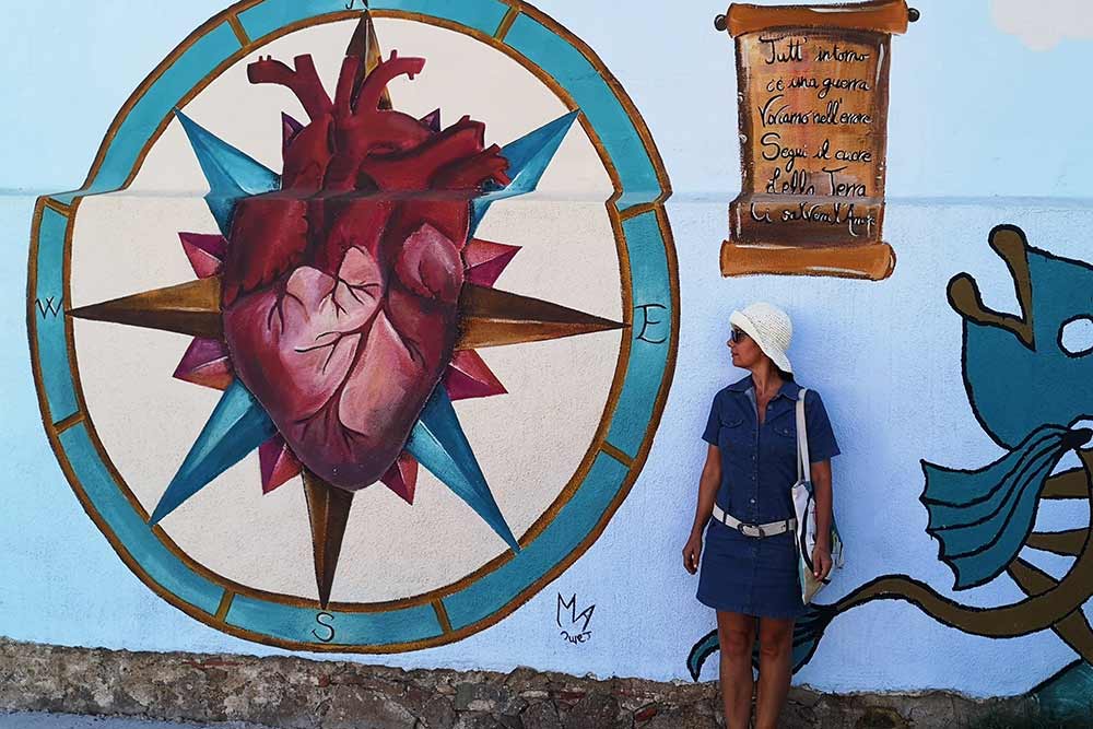 Due murales e una guida turistica