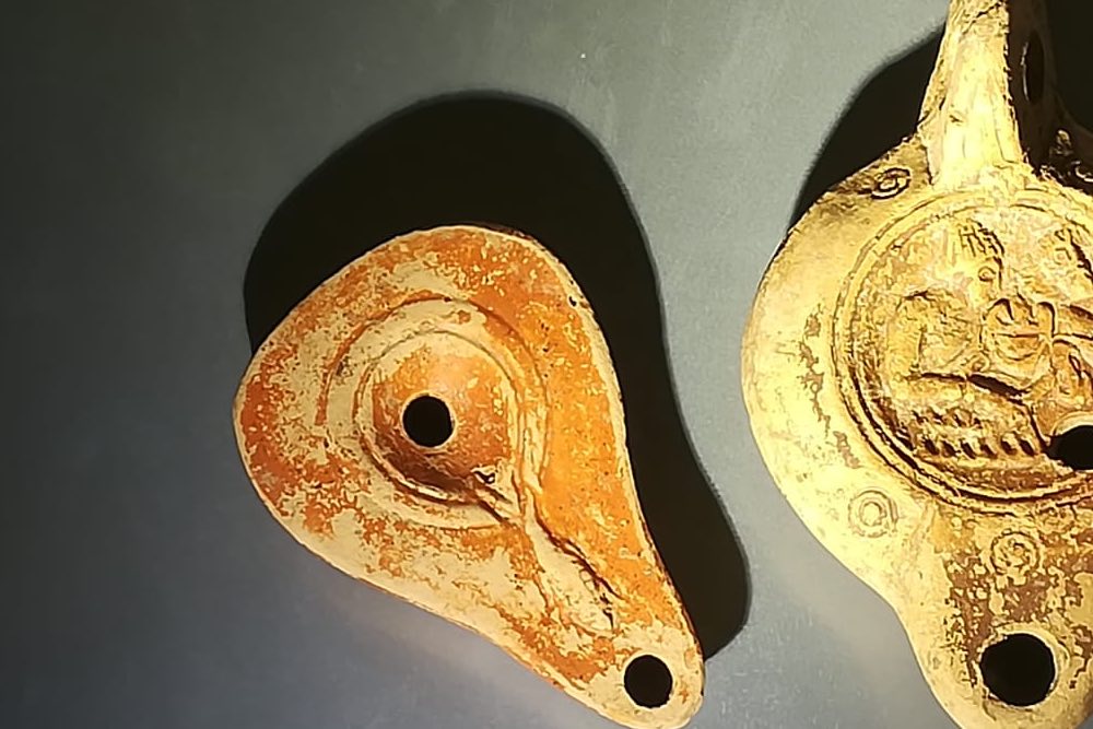 piccole lucerne portacandele in ceramica di periodo romano