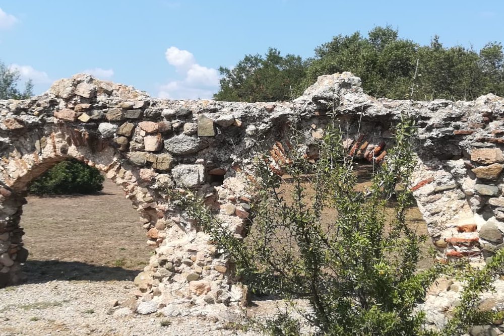 due arcate in opus arcuatum sono quello che rimane del vecchio aquedotto di periodo romano