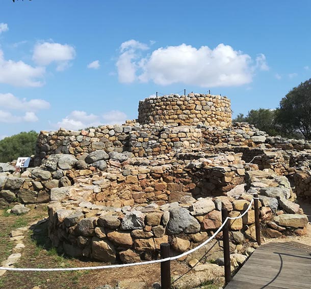 Nuraghe Nuraghe con torre di pietra con attorno villaggio
