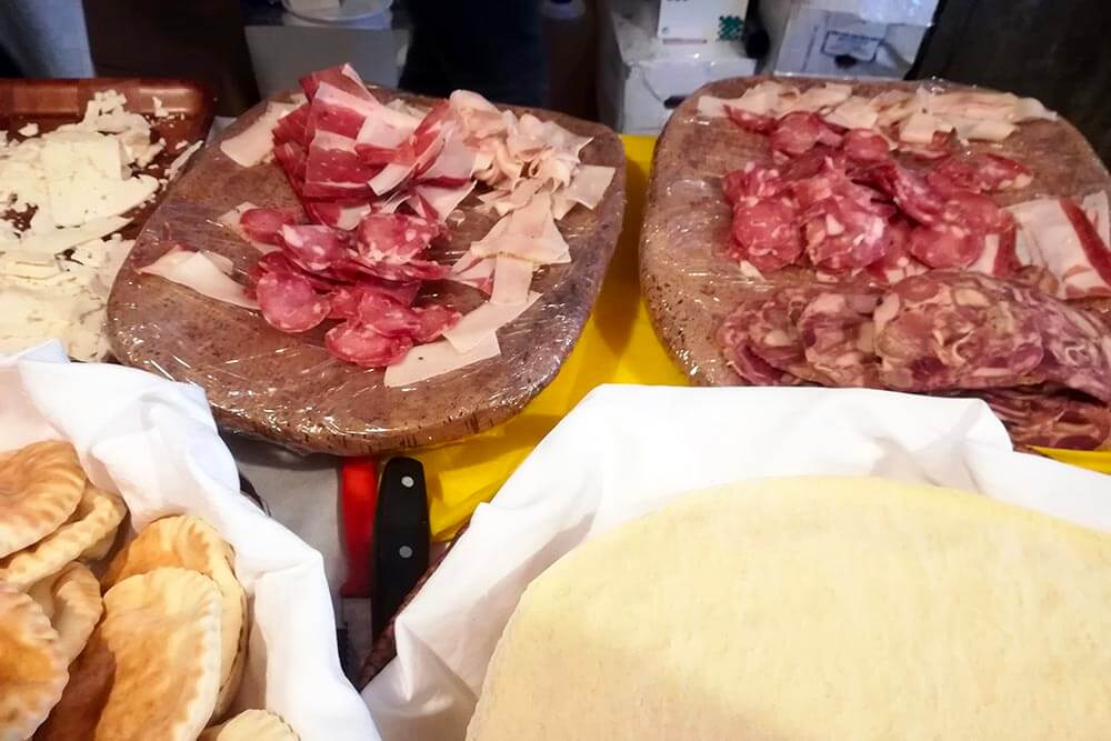 taglieri di formaggio e salsiccia sarda