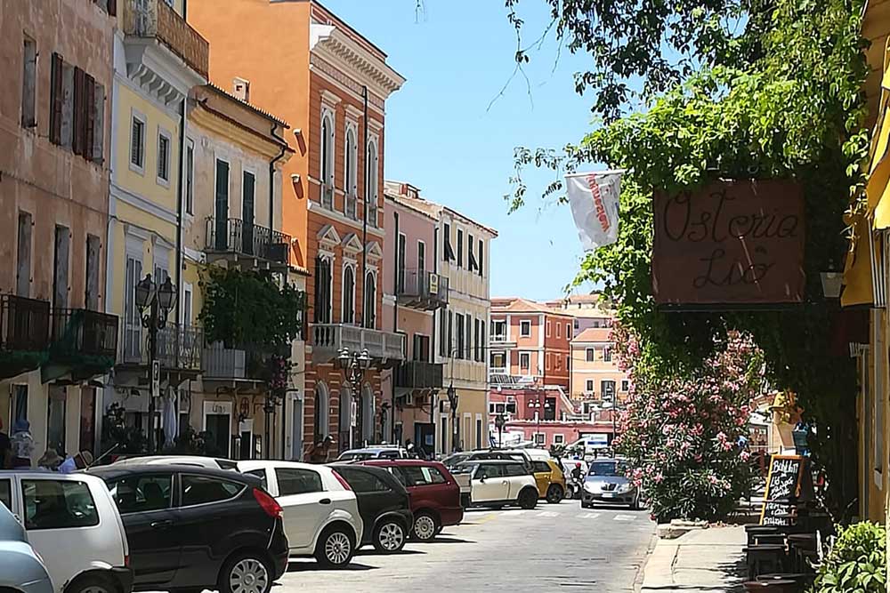 via del centro storico con sulla destra gli eleganti palazzotti in stile umbertino