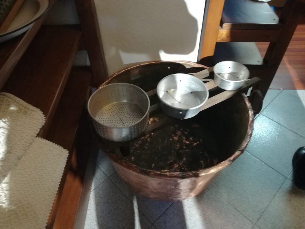 Varie misure di forme in alluminio per preparare il formaggio in alluminio.