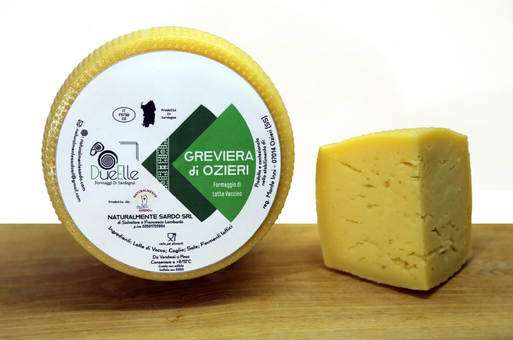 Formaggio a pasta gialla, forma alta, bucherellato.