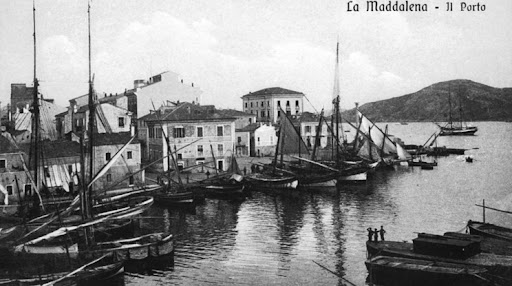 foto Una immagine del porto in bianco e nero con davanti alle case le barche a vela ormeggiate.