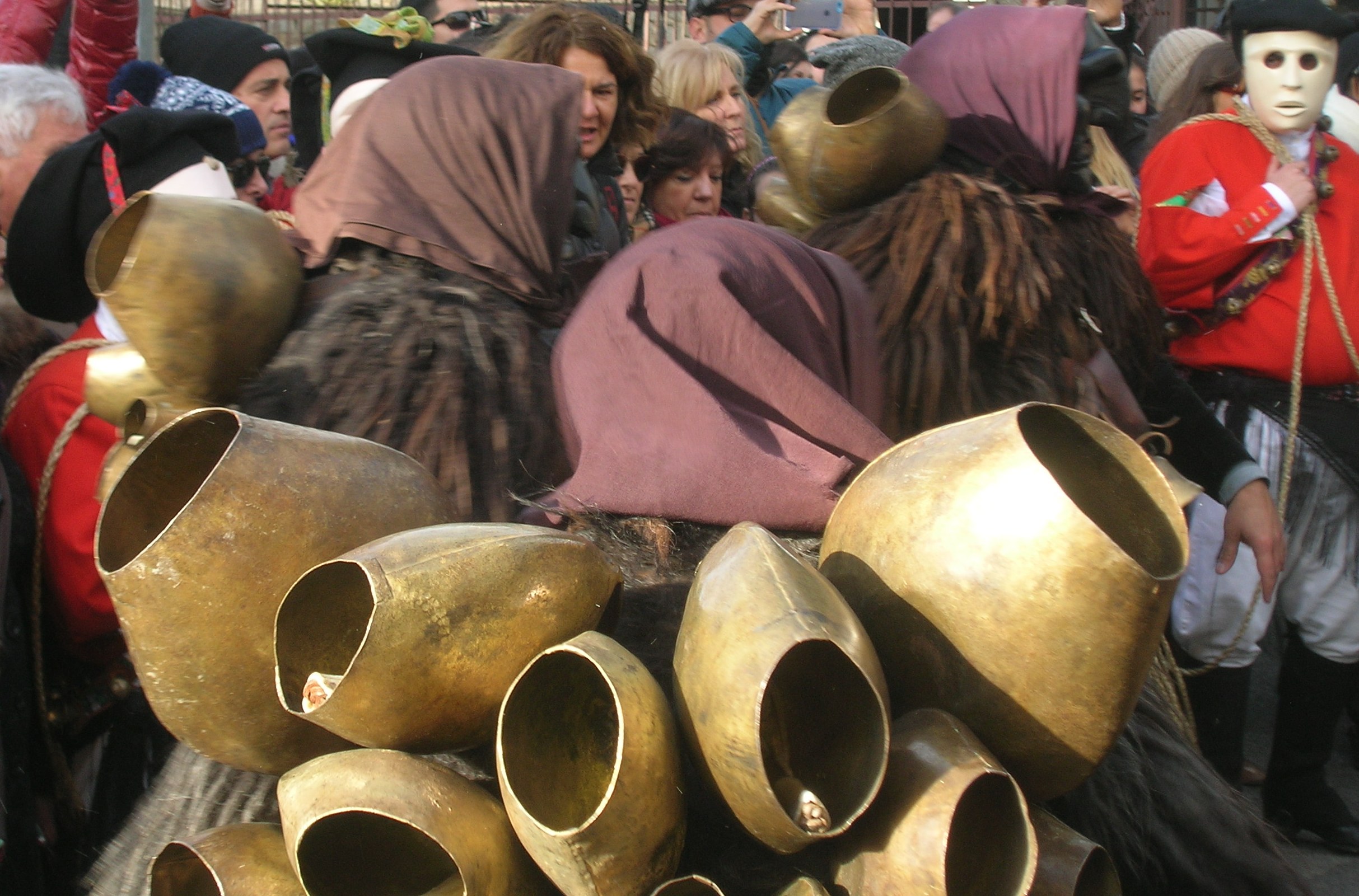 Il Carnevale in Barbagia Viste dalle spalle le maschere del Mamuthones con i campanacci in bronzo, il fazzoletto marrone e le pelli nere.