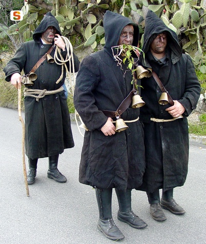 I due thurpos davanti completamenti neri, senza maschera sul volto ma solo pitturato di nero con un sughero bruciato, rappresentano i buoi assicurati al contadino, dietro di loro, mediante una fune. Uno dei due thurpos che interpretano il ruolo dei buoi, mostra di mangiare delle foglie, mimando le azioni dell'animale. Sos thurpos indossano su gabbanu, il pesante pastrano d'orbace portato dai pastori nelle stagioni fredde, prestato ad una scena carnevalesca in cui domina il nero dei volti e degli indumenti. Sopra su gabbanu portano ad armacollo una cinghia di campanacci, sotto indossano un abito di velluto e gambali.